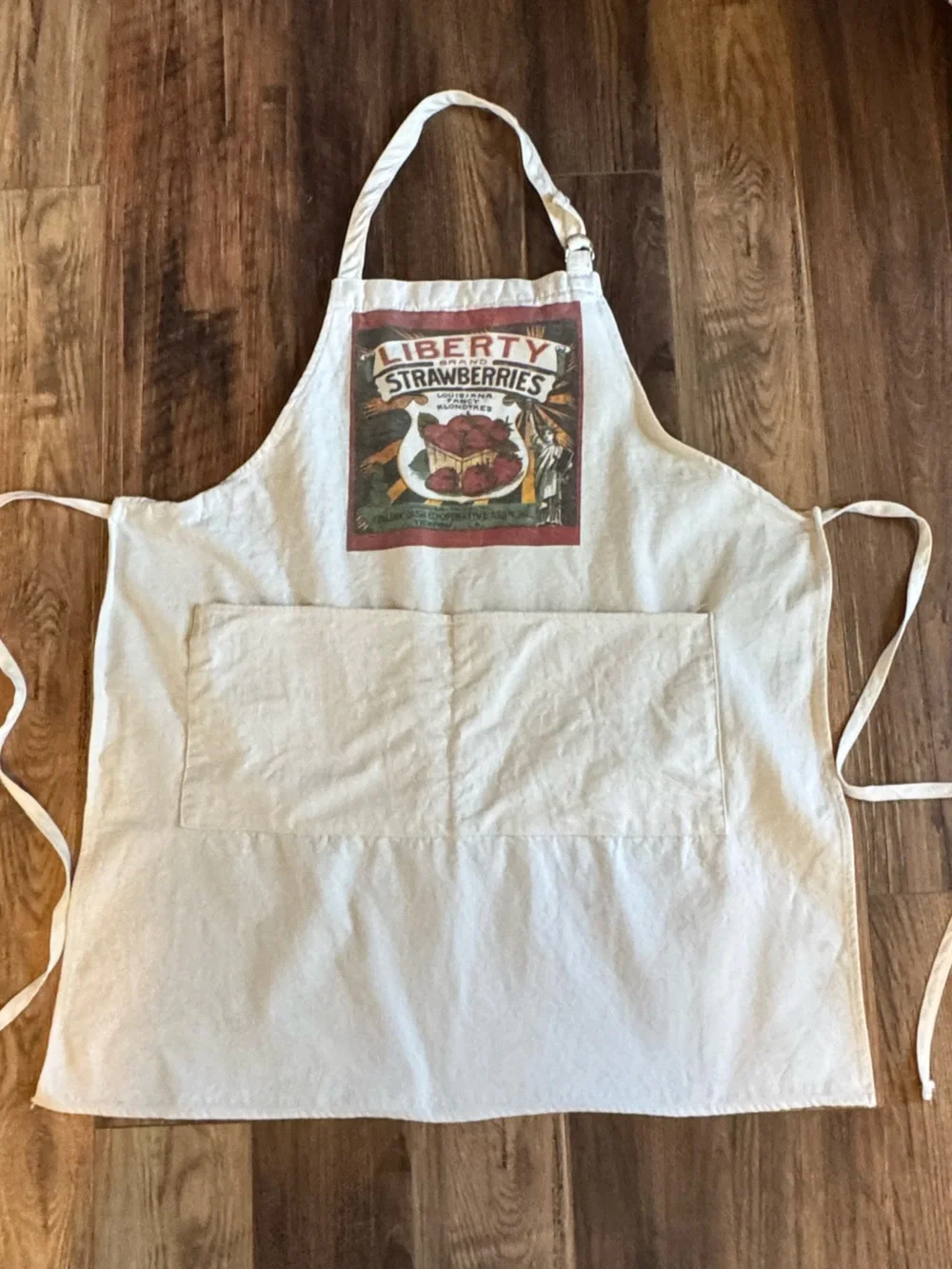 HEARTLAND TRADING COMPANY Apron Liberty Strawberry Graphic Cream NEW
